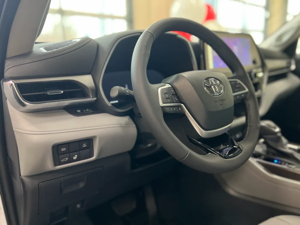 2023 highlander hybrid limited white w graphite interior 9